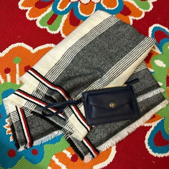 Tommy Hilfiger Bundle - Picture 1 of 10